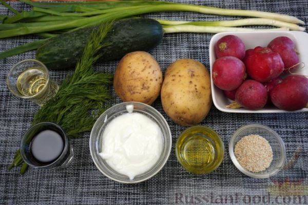 Салат с редиской, жареной картошкой и огурцами