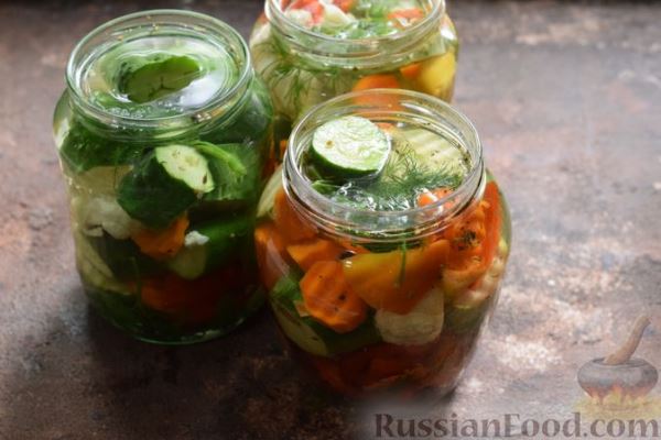 Маринованные огурцы с кабачками, сладким перцем и цветной капустой