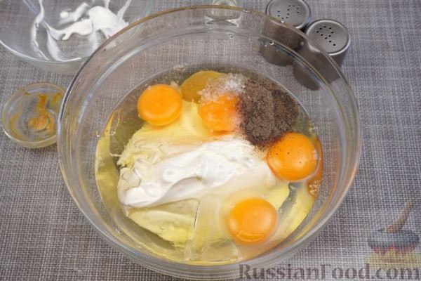 Заливной пирог с отварными яйцами, рыбой, рисом и зелёным луком