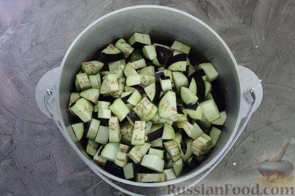 Салат из баклажанов с огурцами и перцем, в томатном соусе (на зиму)