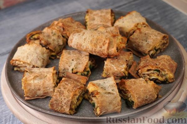 Рулетики из лаваша с грибами, сыром и шпинатом