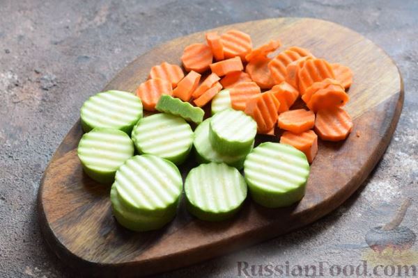 Маринованные огурцы с кабачками, сладким перцем и цветной капустой