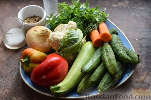 Маринованные огурцы с кабачками, сладким перцем и цветной капустой