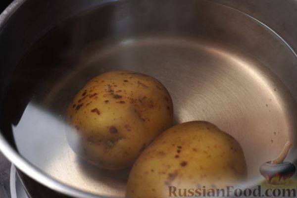 Салат с редиской, жареной картошкой и огурцами