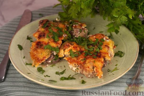 Свинина, запечённая с куриной печенью, сметаной и сыром