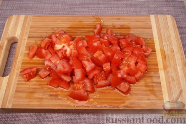 Салат с молодой капустой, помидорами и сыром