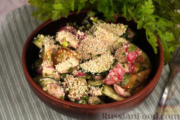 Салат с редиской, жареной картошкой и огурцами