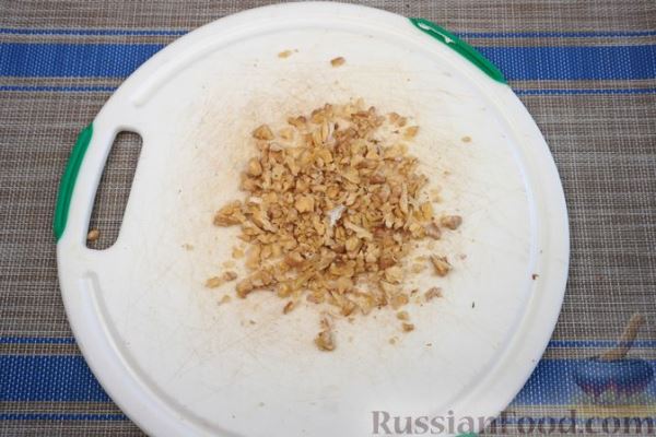 Салат из молодой капусты с огурцами, фетой и орехами