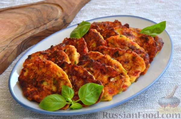 Кабачковые оладьи с помидорами и сыром фета