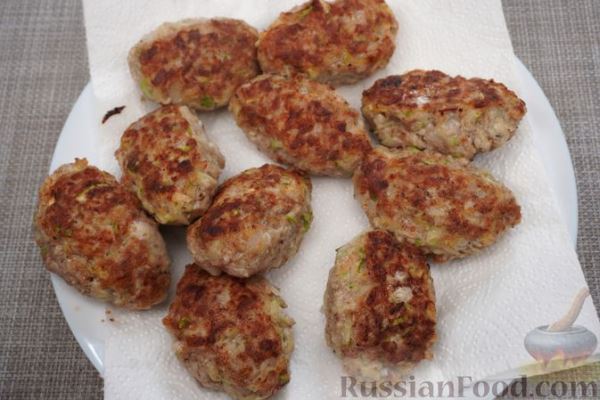 Котлеты из фарша с кабачком и картошкой