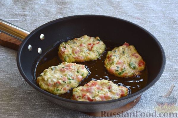 Кабачковые оладьи с помидорами и сыром фета