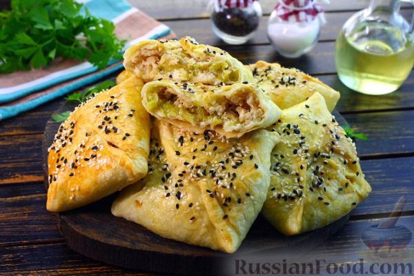 Слойки с кабачками, курицей и творожным сыром