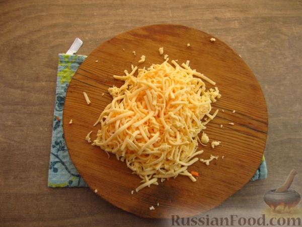 Жареная молодая картошка с морковью и сыром