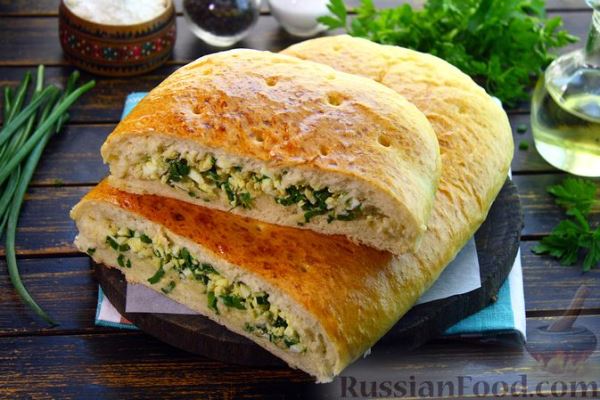 Дрожжевой пирог с яйцами и зелёным луком