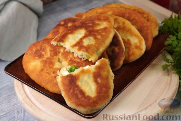 Жареные пирожки на кефире, с сыром, зелёным луком и яйцами