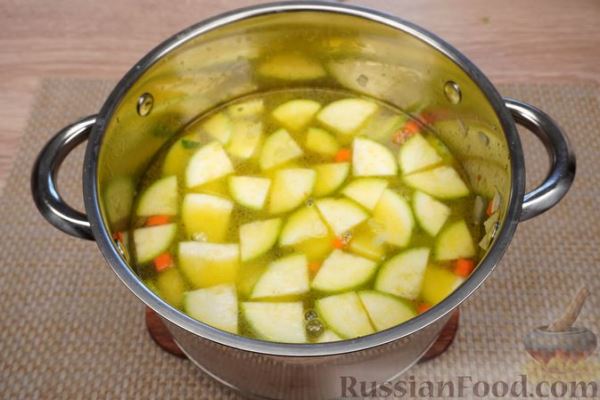 Овощной суп с кабачком, фасолью и кукурузой