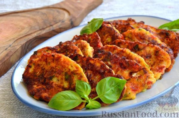 Кабачковые оладьи с помидорами и сыром фета