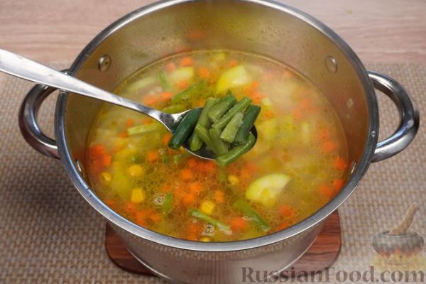 Овощной суп с кабачком, фасолью и кукурузой