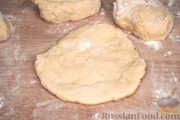 Жареные пирожки на кефире, с сыром, зелёным луком и яйцами