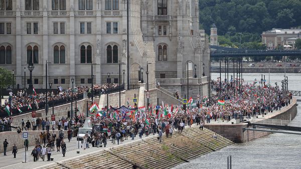 В Будапеште десятки тысяч активистов вышли на протест против действий НАТО