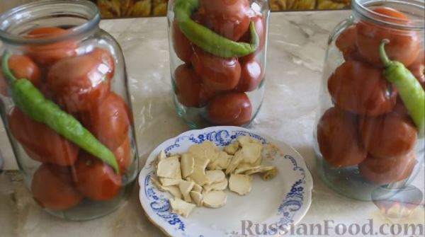 Острые маринованные помидоры с перцем и хреном (без стерилизации)