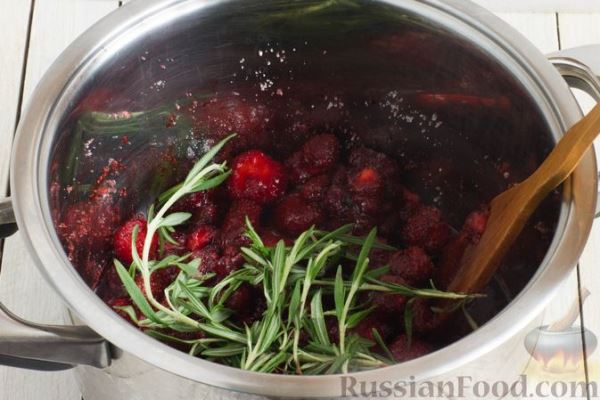 Клубничное варенье с розмарином, водкой и бальзамическим уксусом