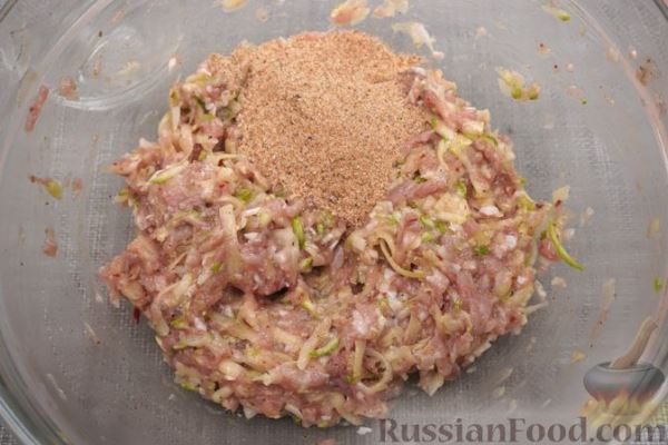 Котлеты из фарша с кабачком и картошкой