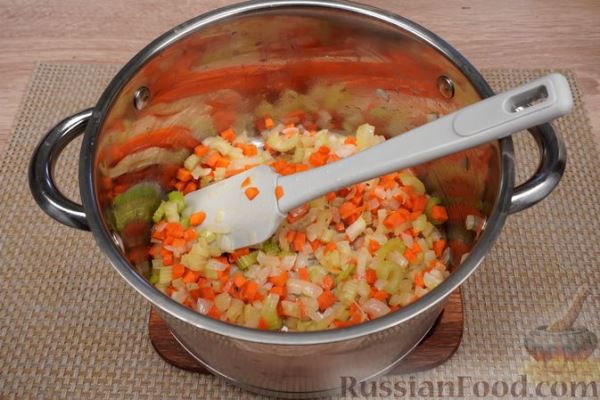 Овощной суп с кабачком, фасолью и кукурузой