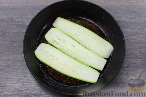 Рулетики из кабачков с грибами и сыром