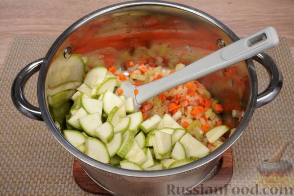 Овощной суп с кабачком, фасолью и кукурузой