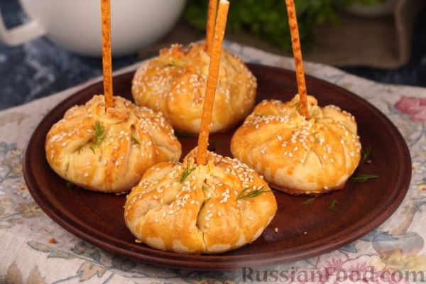 Песочные пирожки с курицей, на палочках