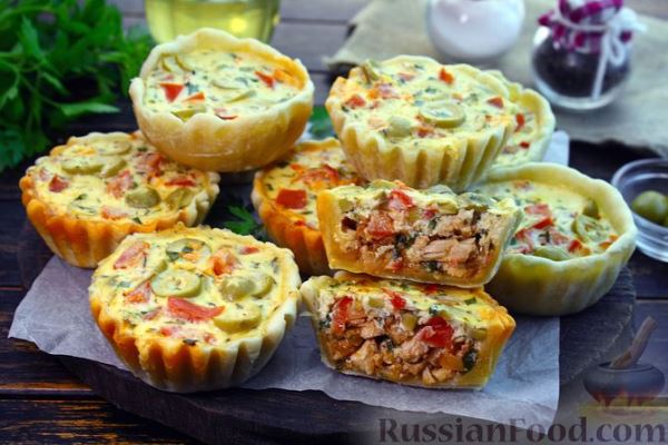 Мини-киши с курицей, помидором и оливками