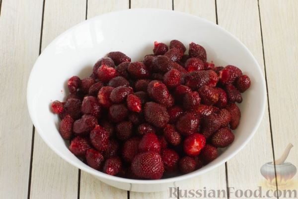 Клубничное варенье с розмарином, водкой и бальзамическим уксусом