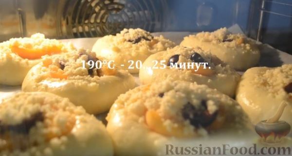 Булочки с фруктами, ягодами и посыпкой