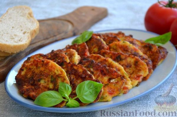 Кабачковые оладьи с помидорами и сыром фета