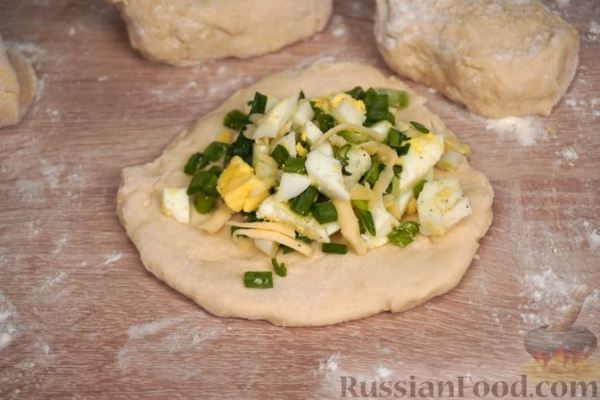 Жареные пирожки на кефире, с сыром, зелёным луком и яйцами