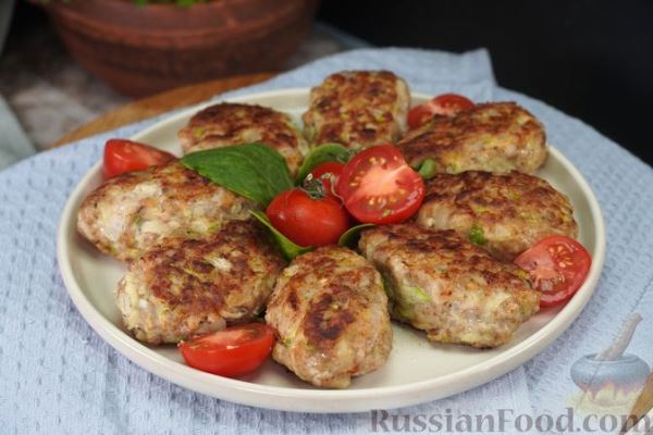 Котлеты из фарша с кабачком и картошкой