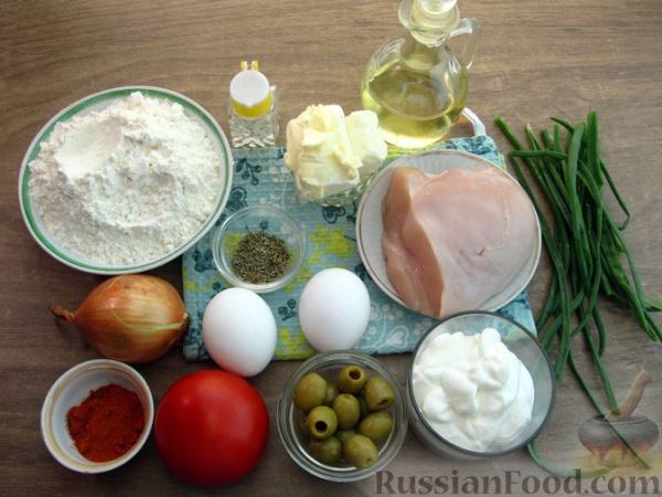 Мини-киши с курицей, помидором и оливками