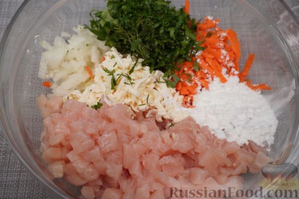 Рубленые куриные котлеты с плавленым сыром и овощами