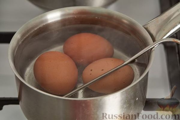 Жареные пирожки на кефире, с сыром, зелёным луком и яйцами