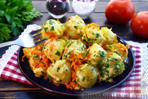 Жареная молодая картошка с морковью и сыром