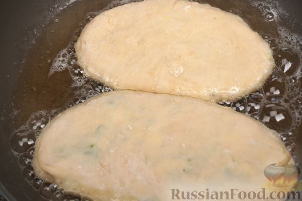 Жареные пирожки на кефире, с сыром, зелёным луком и яйцами