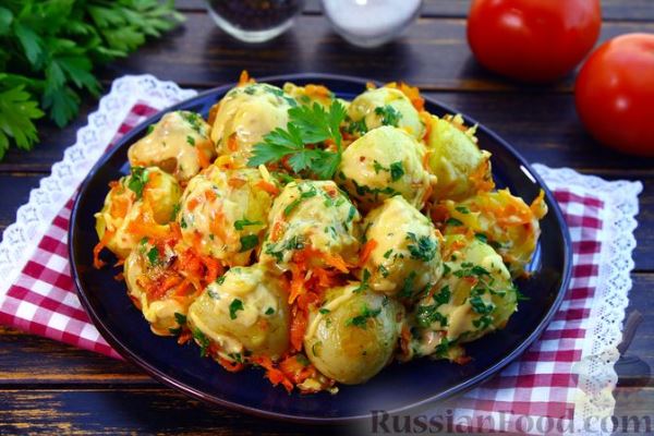 Жареная молодая картошка с морковью и сыром