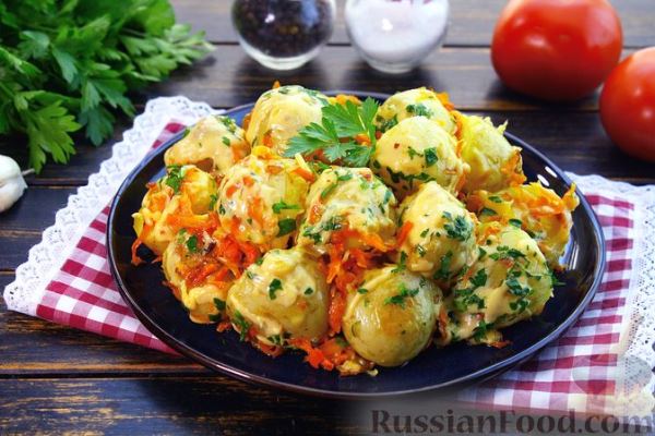 Жареная молодая картошка с морковью и сыром