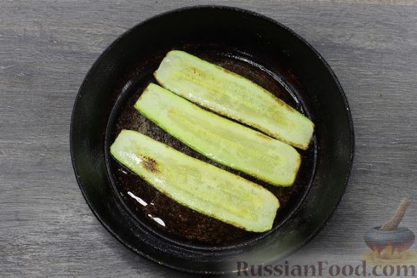 Рулетики из кабачков с грибами и сыром