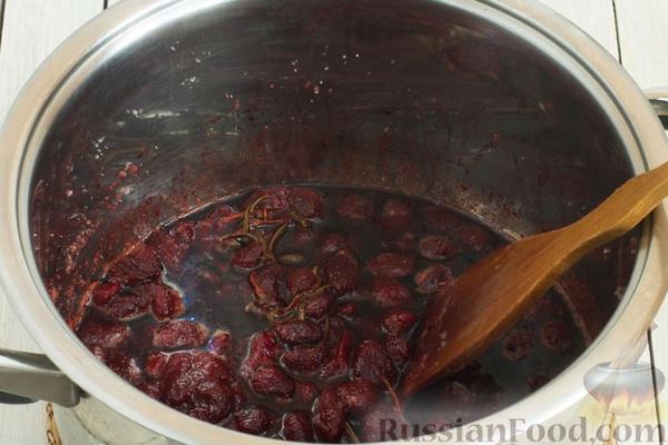 Клубничное варенье с розмарином, водкой и бальзамическим уксусом