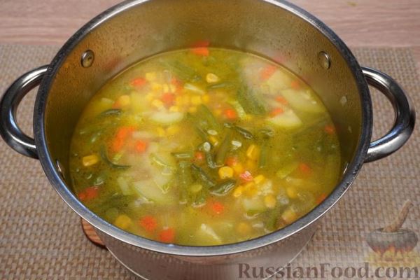 Овощной суп с кабачком, фасолью и кукурузой