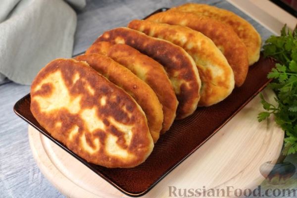 Жареные пирожки на кефире, с сыром, зелёным луком и яйцами