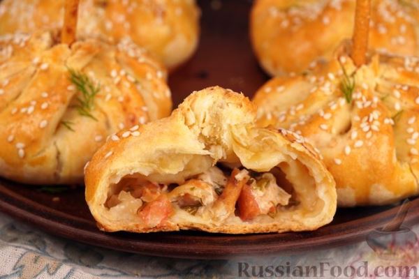 Песочные пирожки с курицей, на палочках