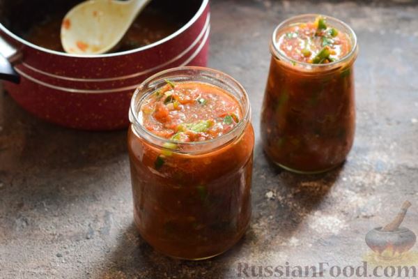 Стручковая фасоль в томатном соусе со сладким перцем, чесноком и зеленью (на зиму)